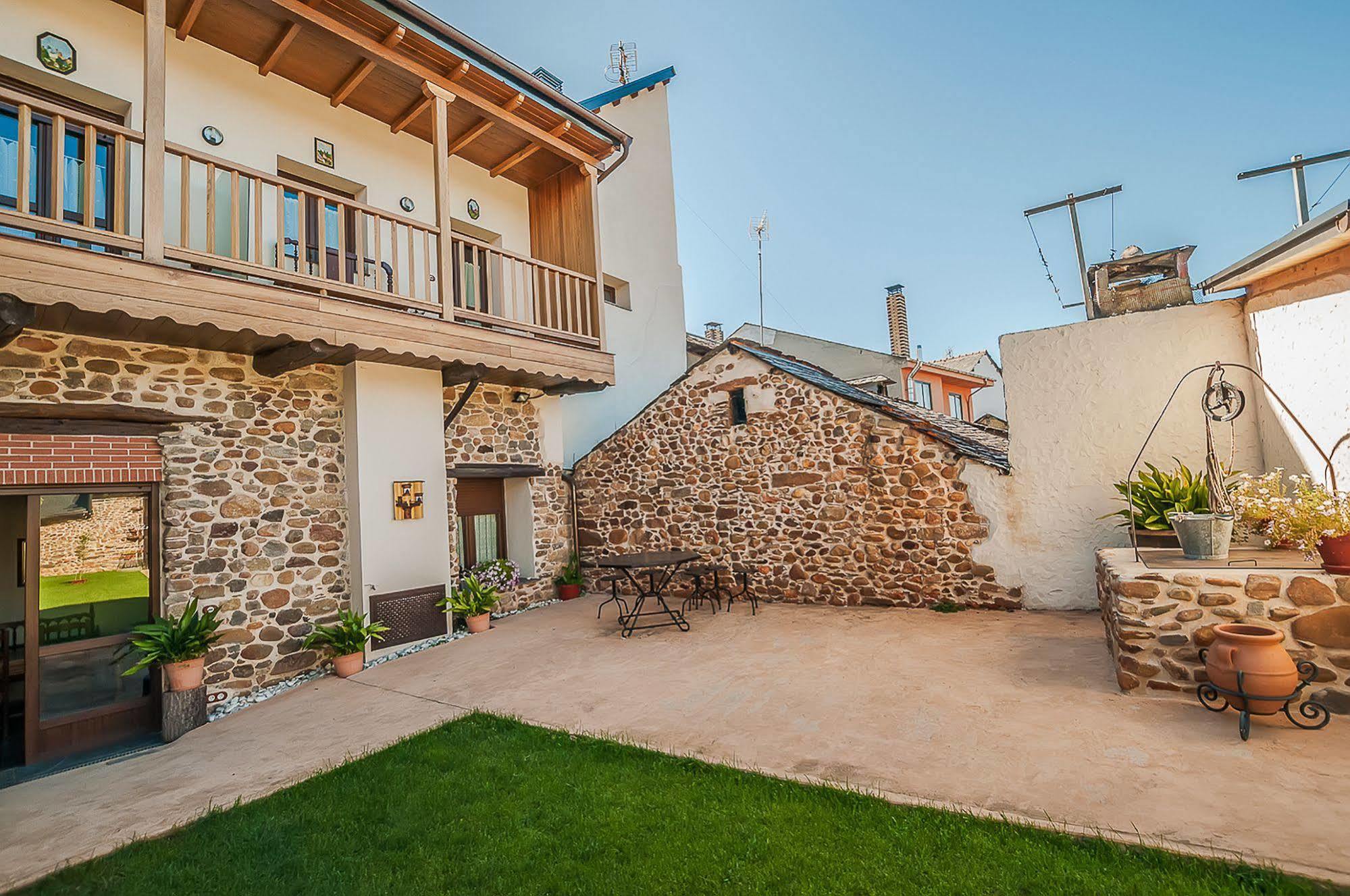 Casa Rural El Almendro De Maria Ponferrada Esterno foto
